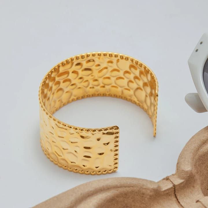 Golden whisper bangle